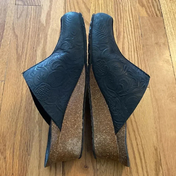 Papillion sz 40 or US 9 black embossed floral black leather great pre owned cond - Picture 4 of 9